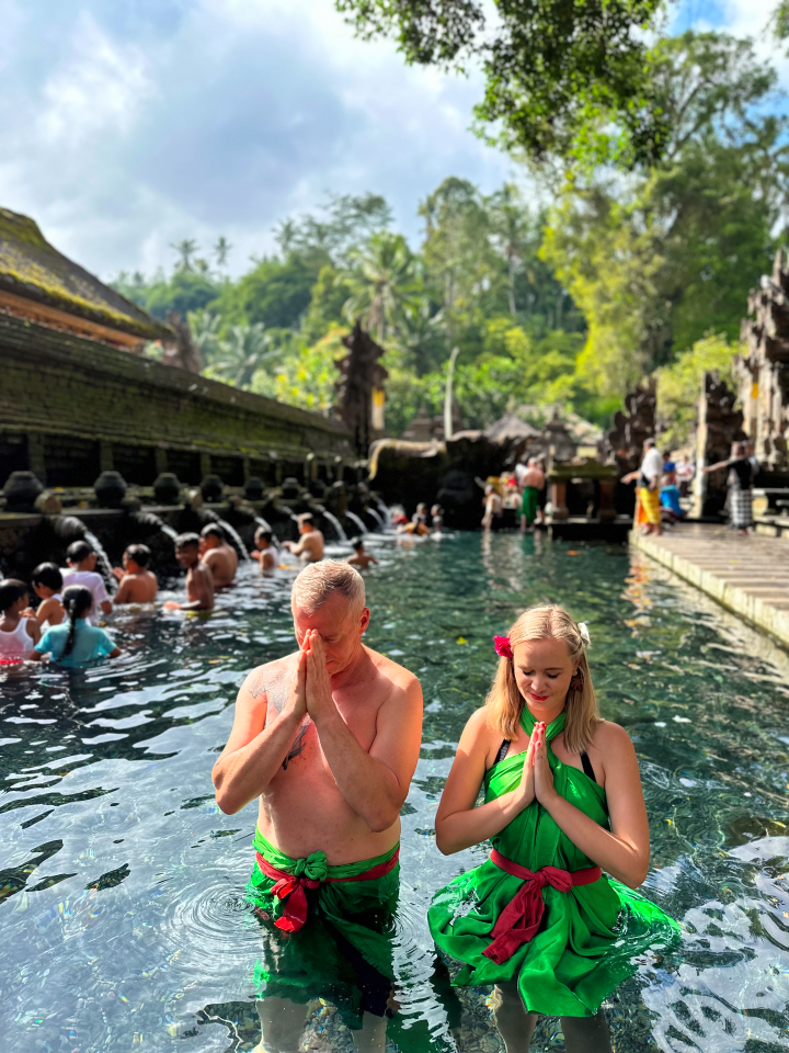 Očistný rituál - tirta empul temple Bali