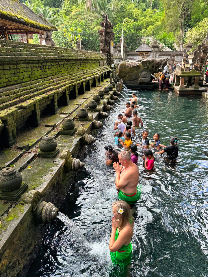 Očistný rituál - tirta empul temple Bali